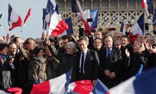 Fillon intenta salvar su candidatura con una manifestación multitudinaria