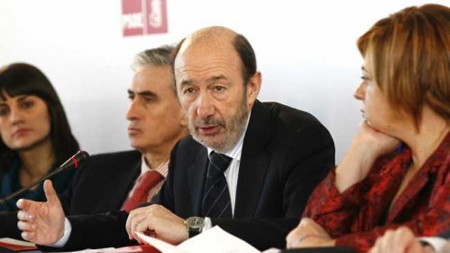 Rubalcaba asegura que Rajoy subirá el IVA en el plazo de un mes