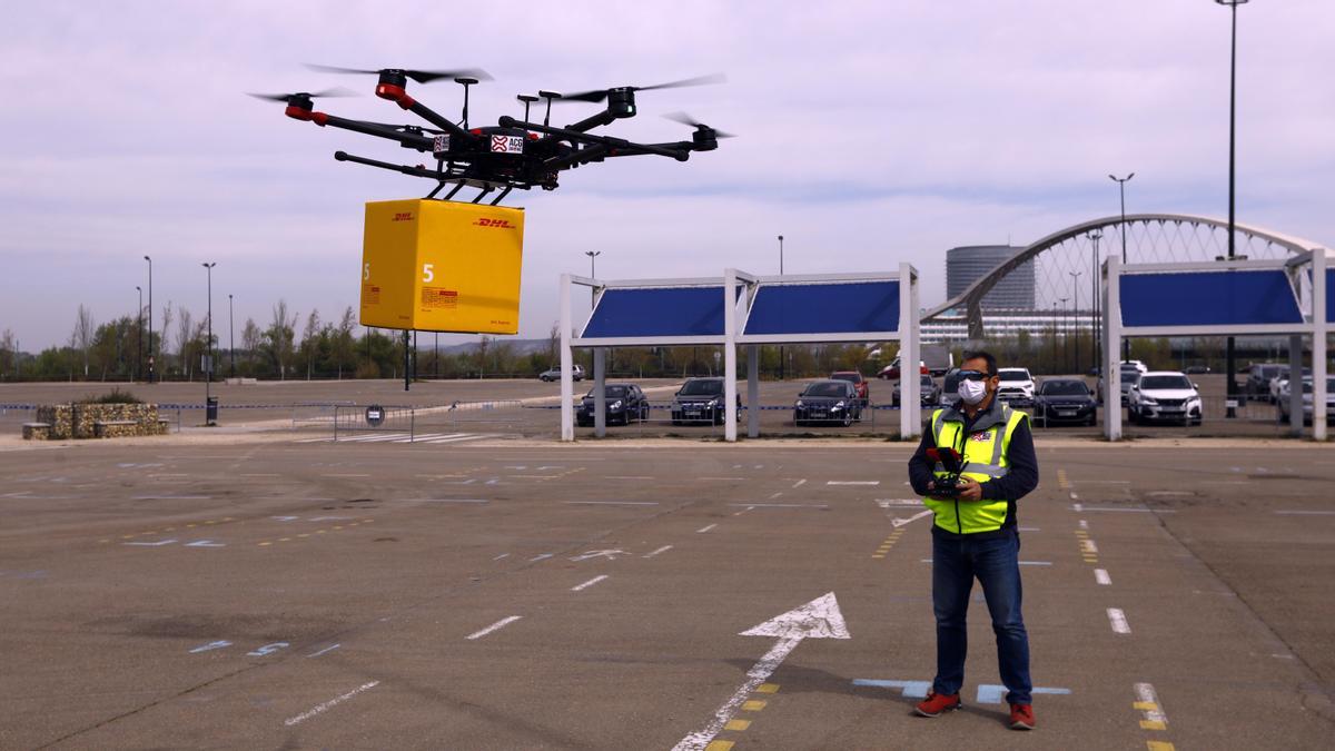 Prueba de un dron para el reparto de paquetería en el aparcamiento sur de la antigua Expo de Zaragoza.