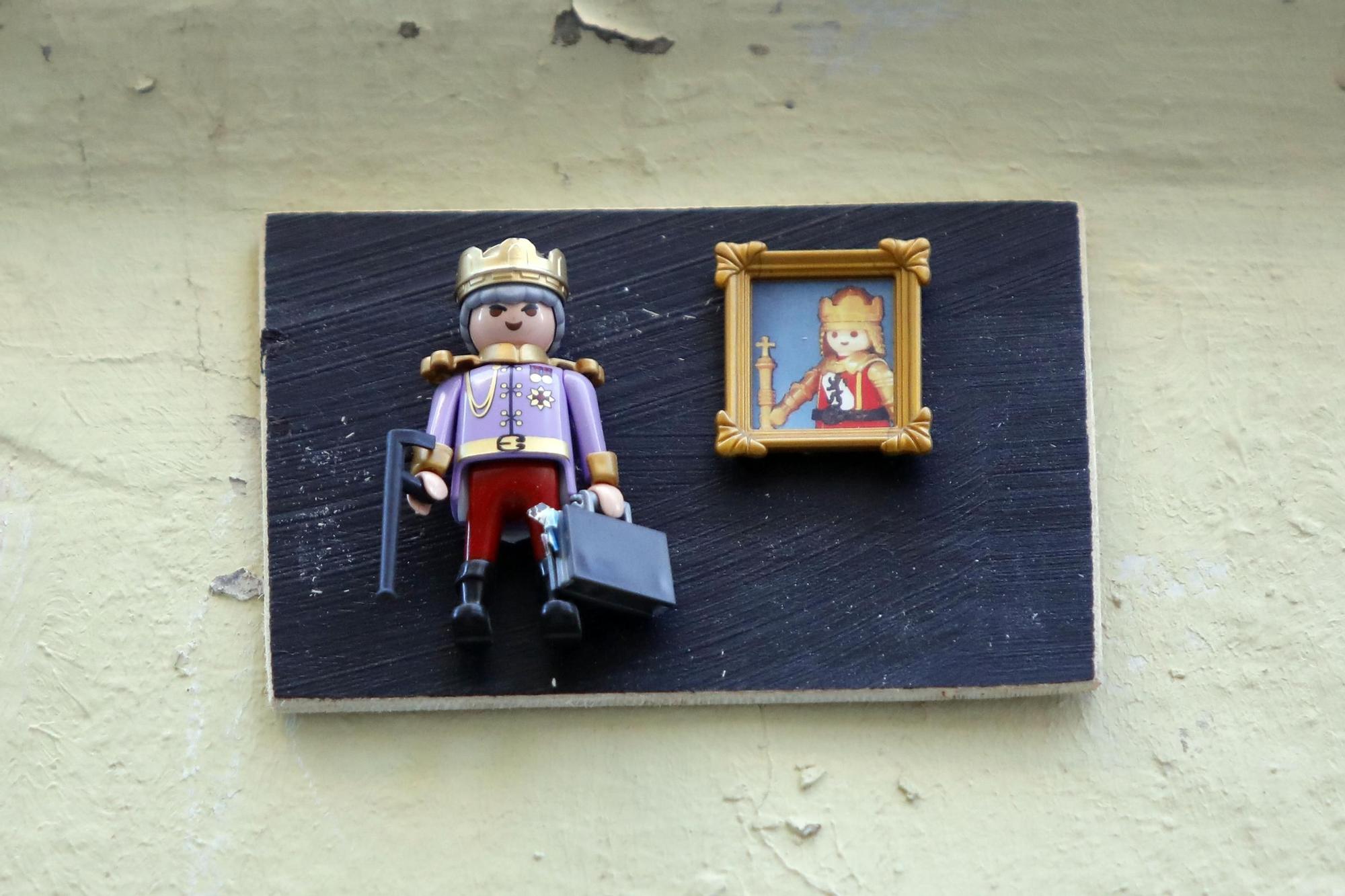 Figuras de Playmobil adornan las placas de calles en el centro de València