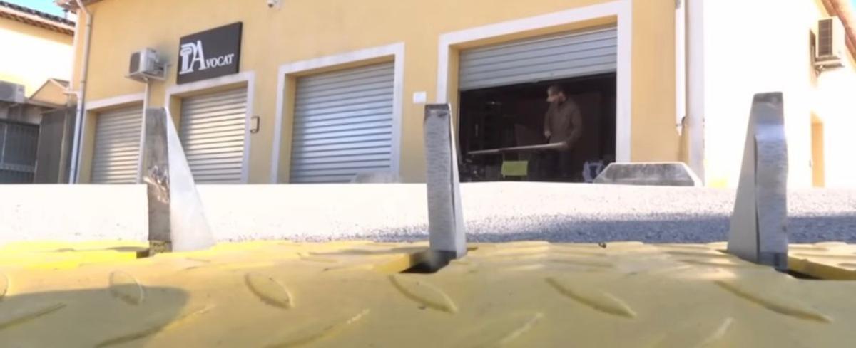 Sistema depinchos en la entrada de un parking