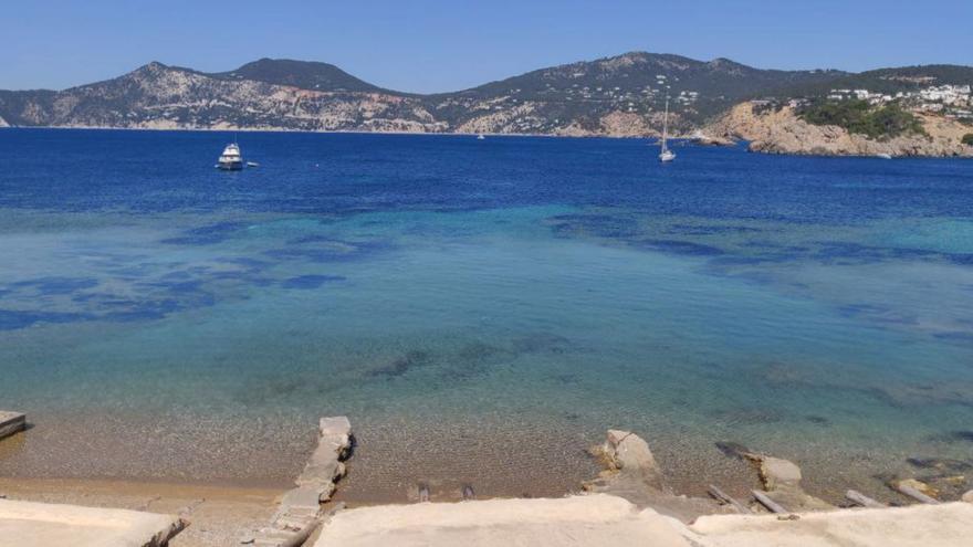 La bahía de Porroig tras la retirada de los muertos ilegales que se extendían sobre las praderas de posidonia. | ASJ