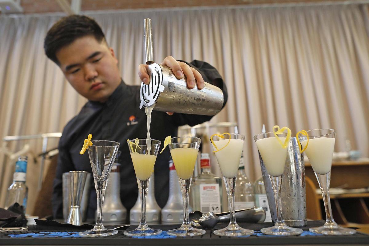 Franco Zhao preparant els còctels de benvinguda.