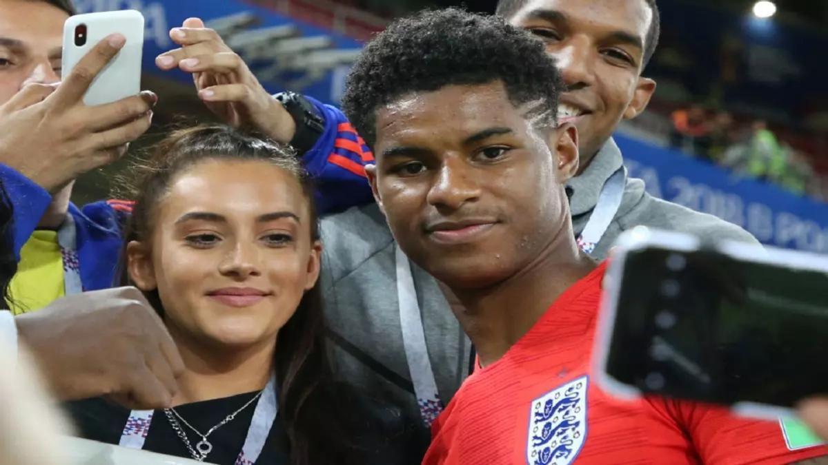 Marcus Rashford, junto a Lucia Loi tras disputar un partido con la selección