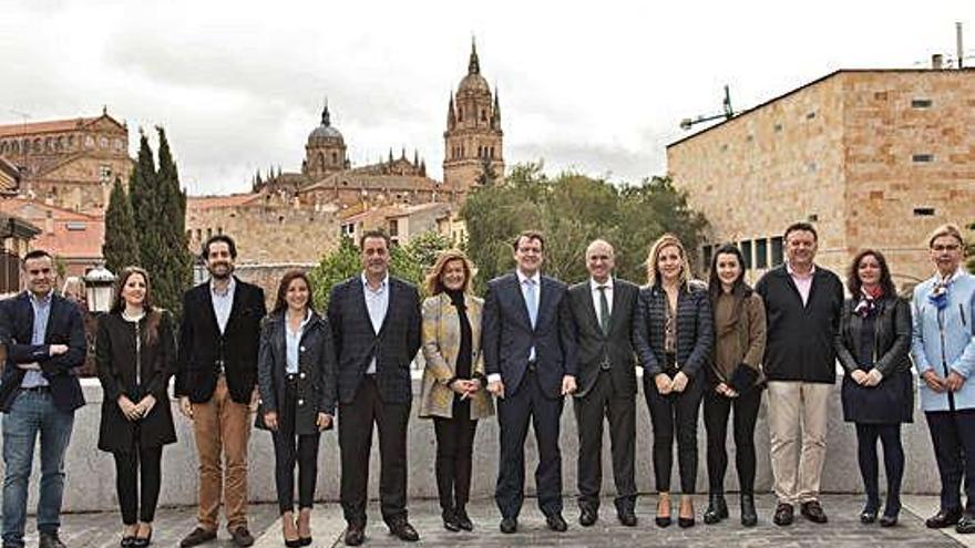 El presidente del PP de Castilla y León, con los miembros de la candidatura autonómica por Salamanca.