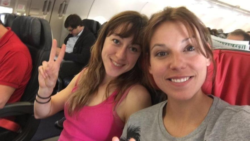 Raquel Alvarez y Diana Martín, en el avión viajando esta mañana a Turquía