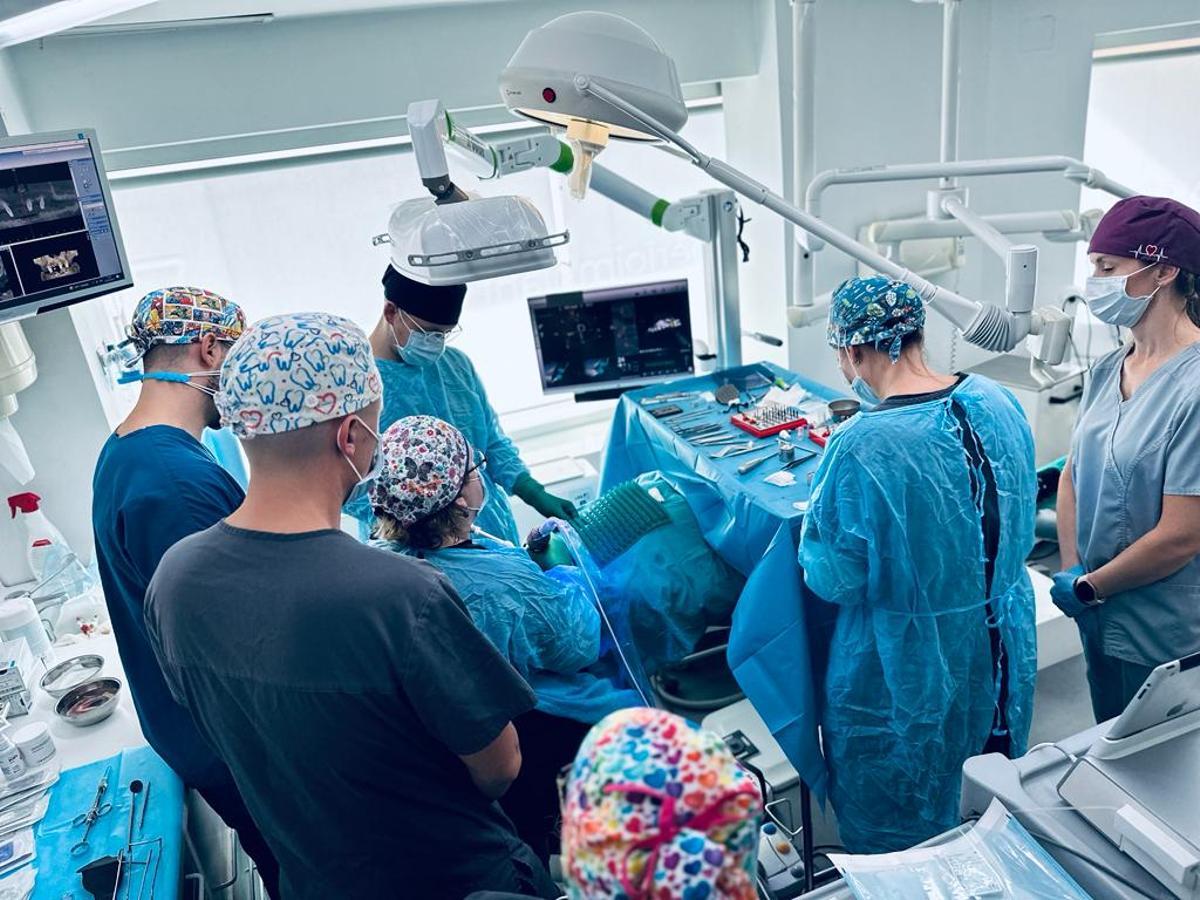 Entre la formación de la doctora destaca el Máster de Implantología en la Universidad Complutense de Madrid.
