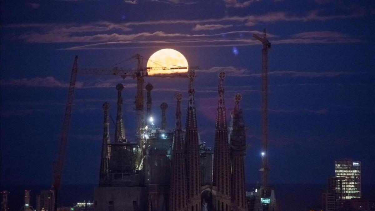 Luna llena entre las torres de la Sagrada Familia de Barcelona