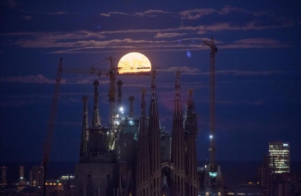 Luna llena entre las torres de la Sagrada Familia de Barcelona