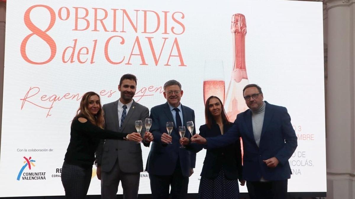 El president junto a la consellera Isaura Navarro en el Brindis del Cava de Requena.