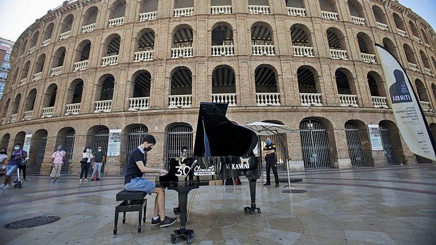 Estudiantes de piano tocando en las calles de València.