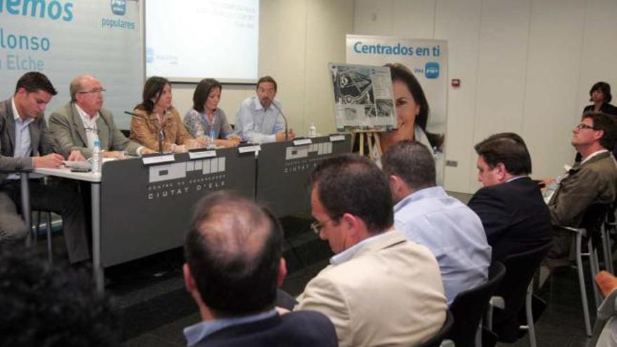 Luis Gil, Enrique Gutiérrez, Mercedes Alonso, Miriam Blasco y Martínez Pujalte, en la presentación.