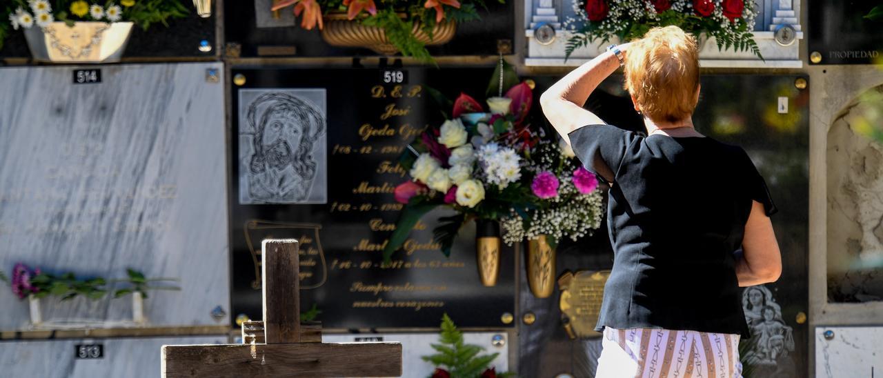 Imagen de archivo de una mujer visitando la tumba de sus familiares en el cementerio de Tunte.