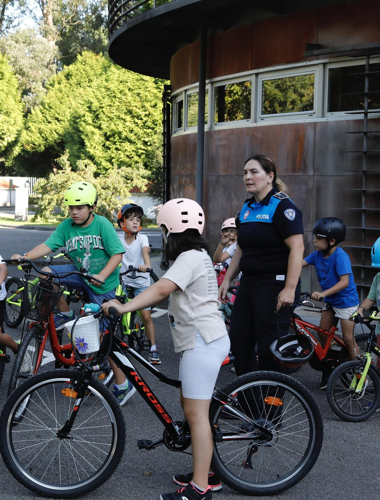 En imágenes: Los más pequeños aprenden educación vial en el Parque Infantil de Tráfico de Gijón