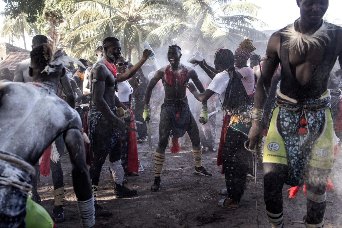 Jóvenes, vestidos con sus trajes tradicionales, asisten a una ceremonia que marca el final del proceso de iniciación anual para hombres jóvenes en Kabrousse, Senegal.