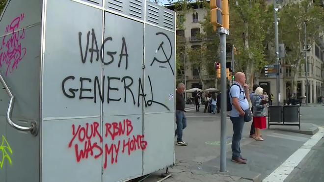 Barcelona amanece con pintadas y daños en el asfalto por los incidentes tras la manifestación