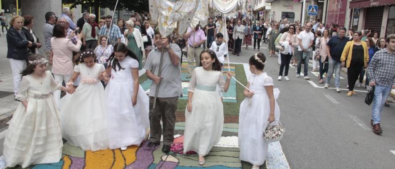 La última procesión del Corpus de Bueu antes de la pandemia, en la calle Pazos Fontenla. |   // SANTOS ÁLVAREZ