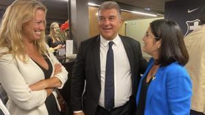 La delegada del Gobierno, Maria Eugènia Gay, Joan Laporta y la ministra de Sanidad, Carolina Darias, durante el partido contra la ELA en el Camp Nou.