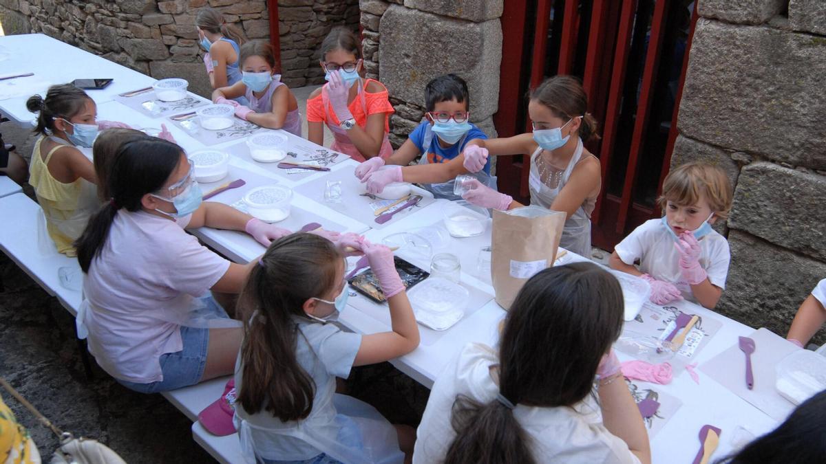Los más pequeños disfrutaron de un taller de jabón en la Mostra de Artesanía de Agolada.