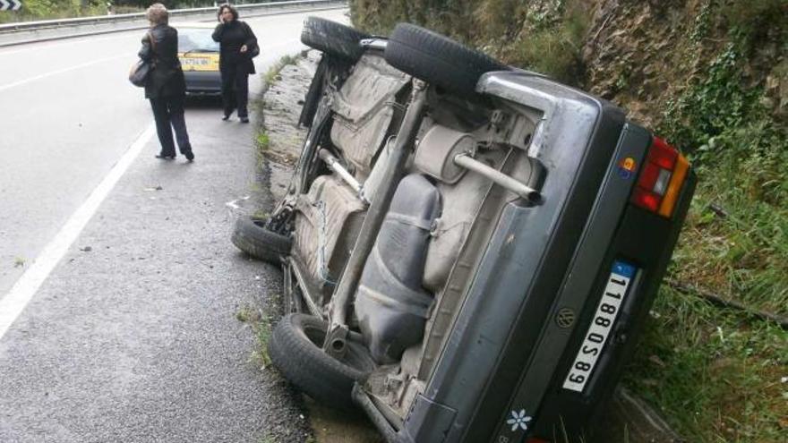 Aparatoso vuelco en Cangas de Onís