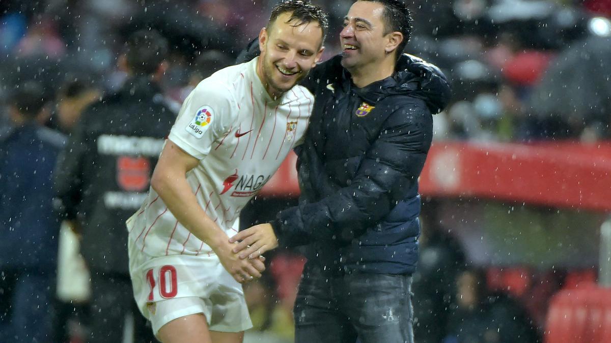 Xavi y Rakitic durante el Sevilla - Barça