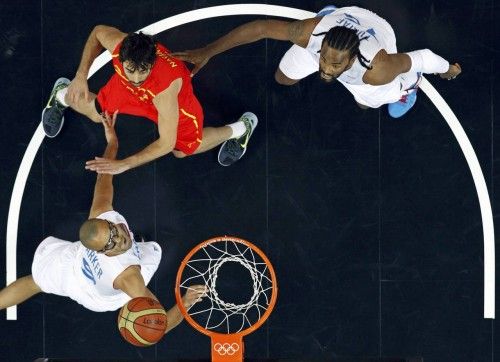 France's Parker watches his shoot past Spain's Navarro and teammate Ronny Turiaf during their men's quarterfinal basketball match at the North Greenwich Arena in London during the London 2012 Olympic Games