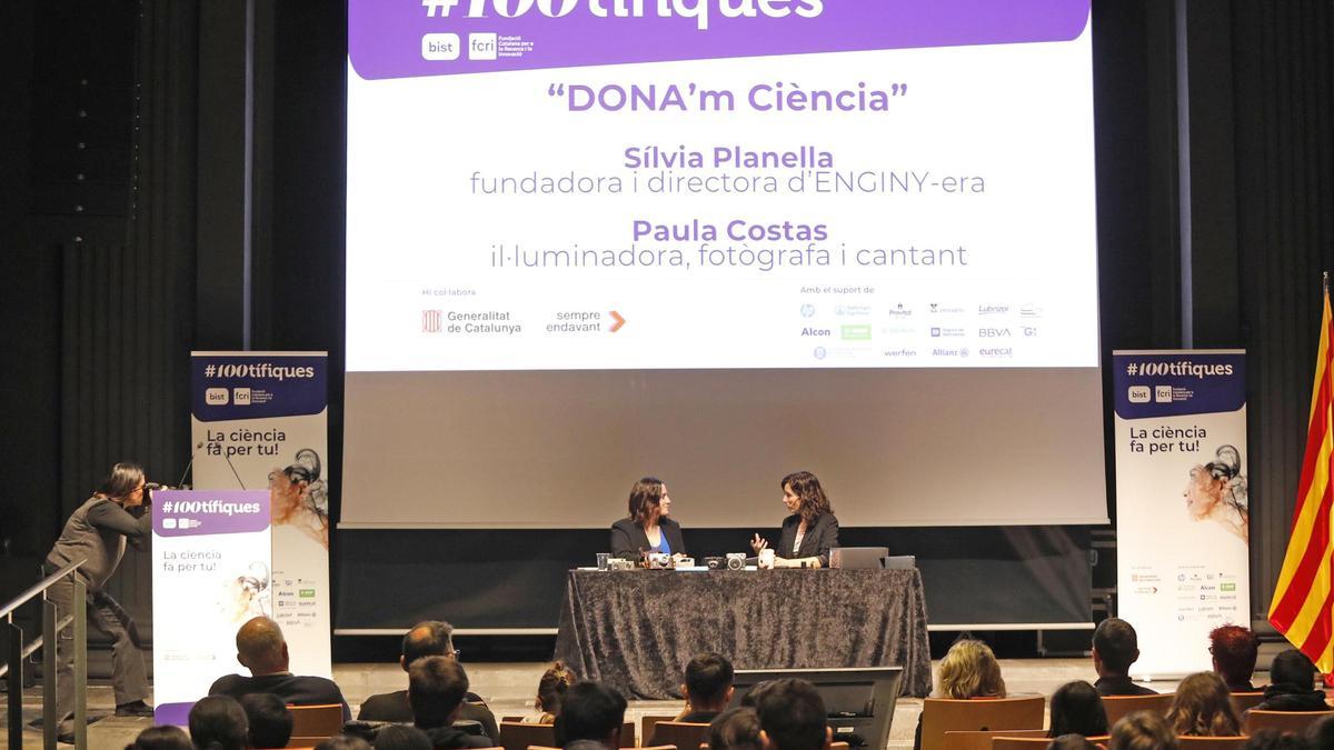 La il·luminadora Paula Costas i la fundadora d’ENGINY-era, Sílvia Planella, avui a Girona.