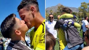 Alberto Lejárraga, con su novio en la celebración del ascenso del Marbella.