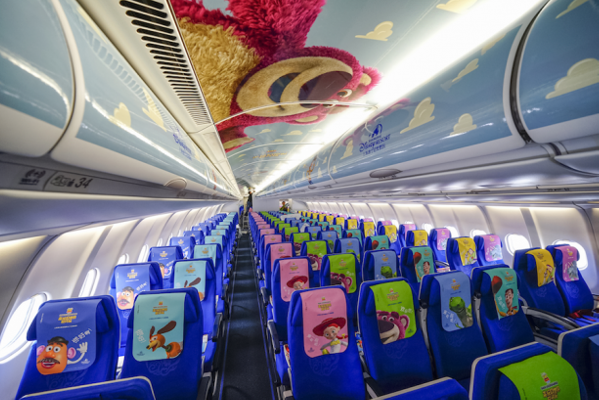 Interior del avión de Disney