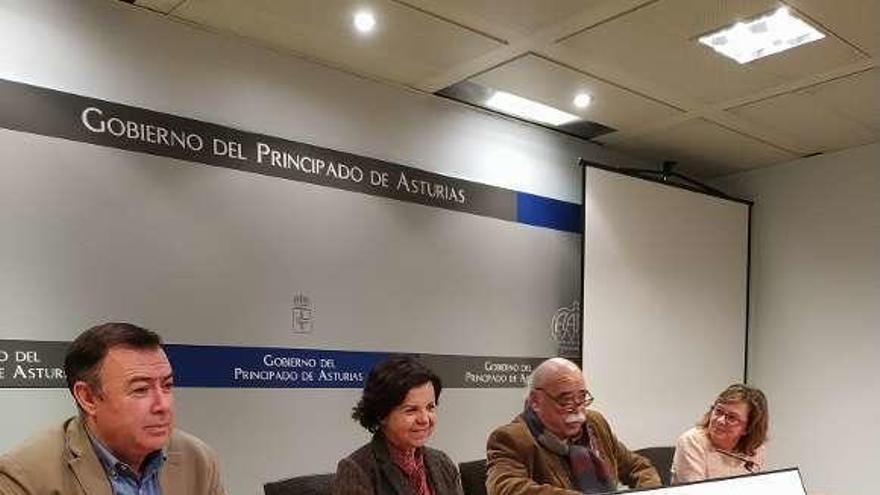 José Luis Trabanco, María Jesús Álvarez, Claudio Menéndez de la Riera y María Jesús Aguilar, presentando ayer el &quot;Moscón de Oro&quot;.