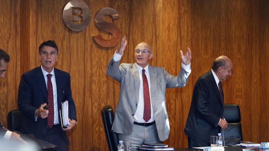 El presidente, Josep Oliu, el consejero delegado, Jaume Guardiola y el secretario Miquel Roca