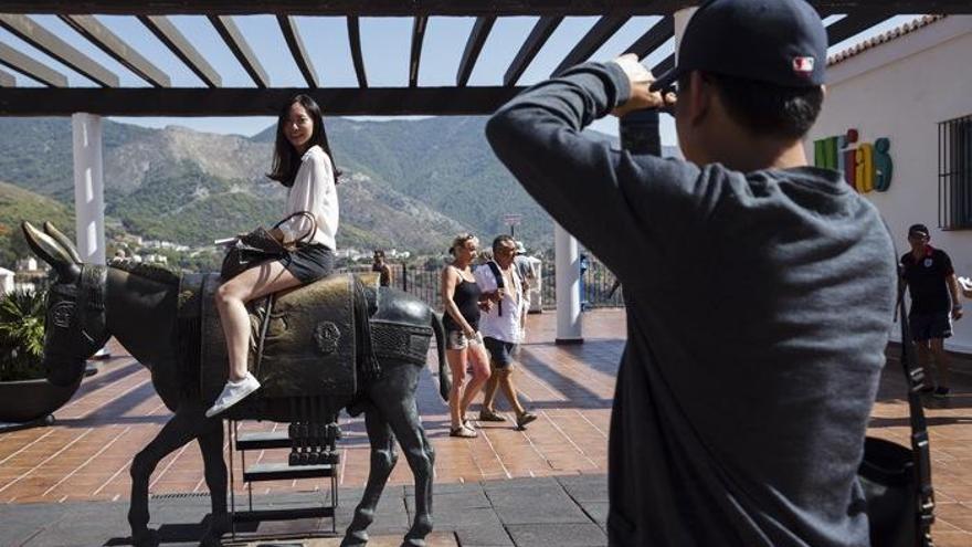 Turistas en la localidad malagueña de Mijas.