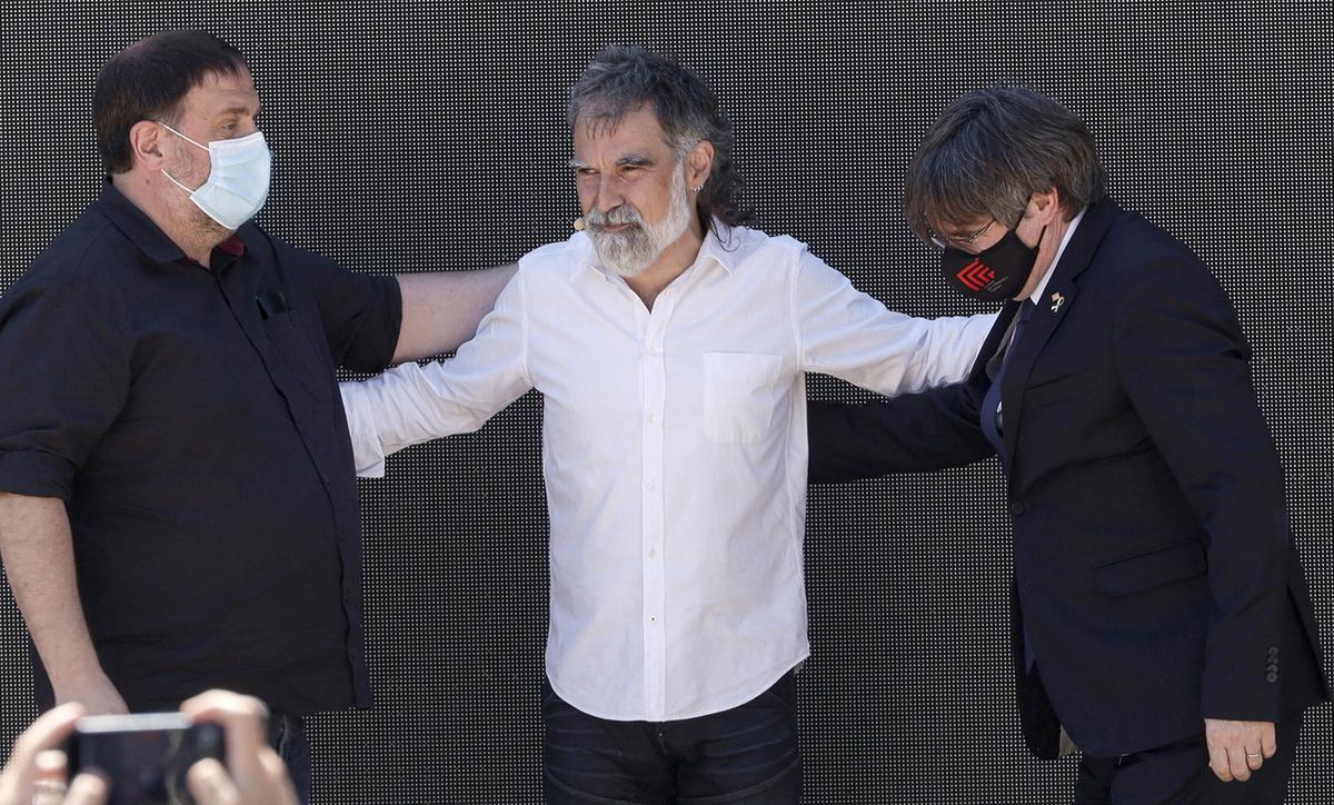 El líder de ERC, Oriol Junqueras, junto al entonces dirigente de Òmnium, Jordi Cuixart, y el 'expresident' Carles Puigdemont, en 2021.