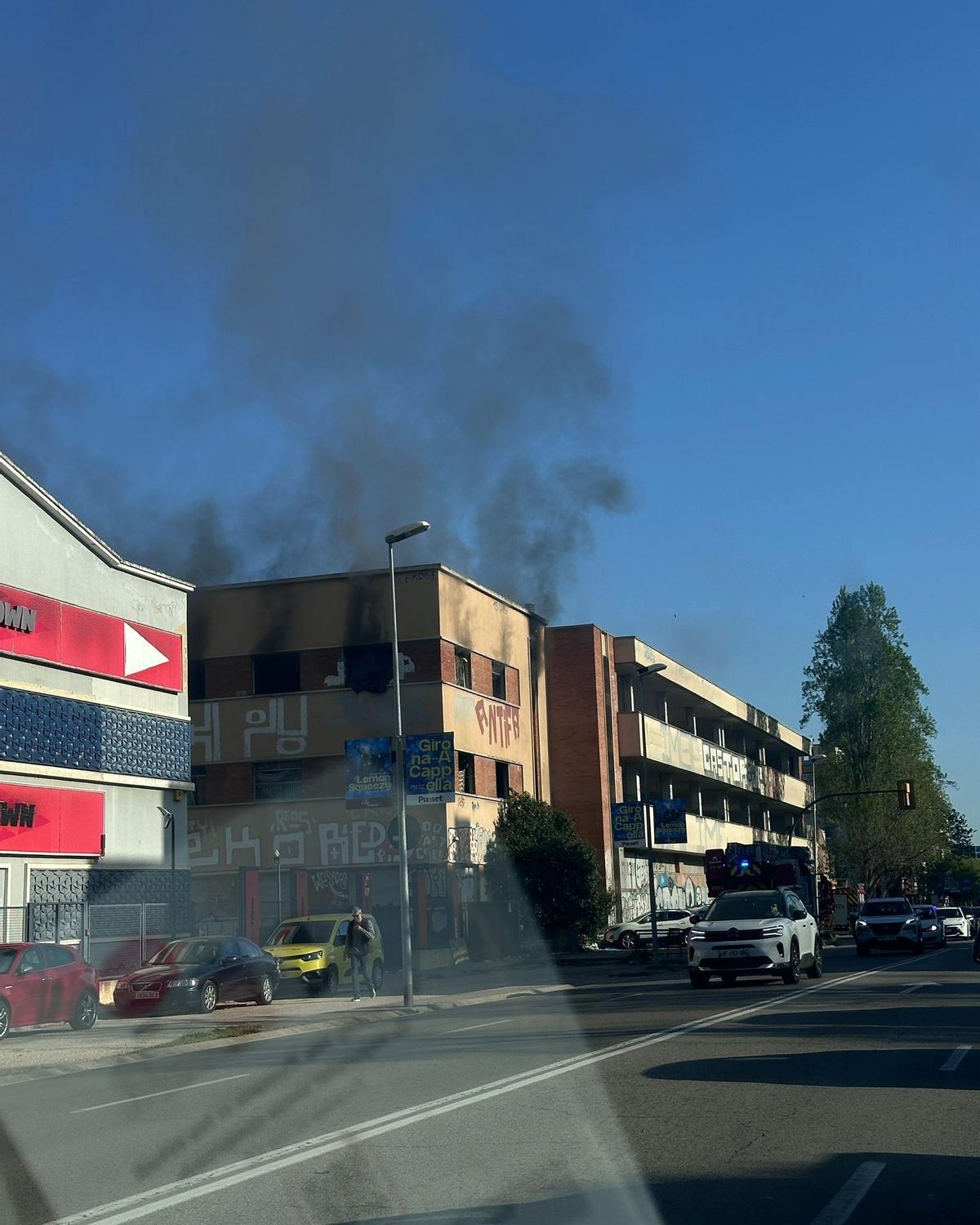Les imatges del nou incendi a l'antiga fàbrica Simon de Girona