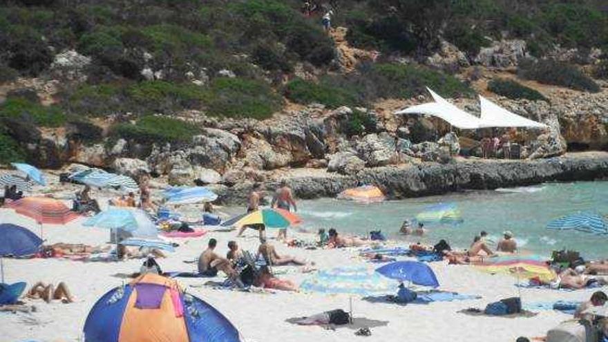 Cala Varques ha pasado de ser una de las playas más paradisiacas a estar saturada.