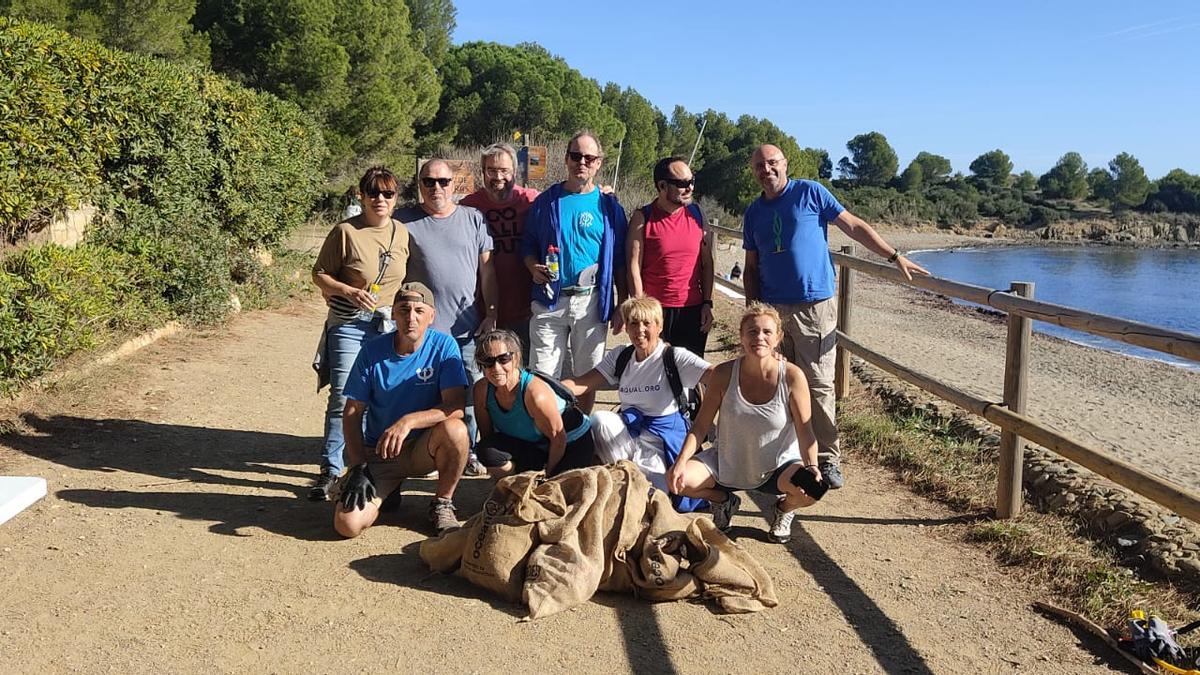 Part dels voluntaris que han participat a l&#039;acció ambiental