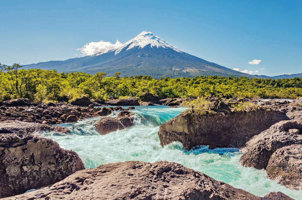 Cascadas de Petrohue y volcán Osorno. Patagonia Sur.