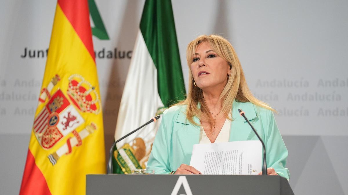 La consejera de Economía, Hacienda, Fondos Europeos y Diálogo Social de la Junta de Andalucía y portavoz del Gobierno, Carolina España, interviene en la rueda de prensa tras el Consejo de gobierno.