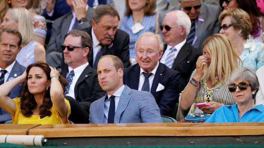 Los duques de Cambridge, durante la final masculina del torneo de Wimbledon, ayer. // Reuters