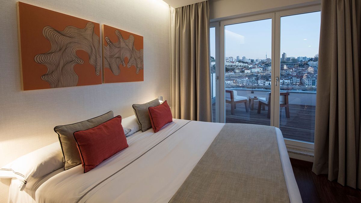 Habitación doble con detalles de piedra y luz suave, una de las claves del descanso en Carrís.