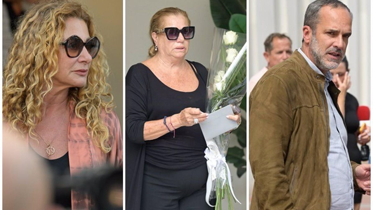 Asistentes al entierro de Julián Muñoz, que ha tenido una despedida íntima en el tanatorio de San Bernabé de Marbella este martes por la tarde. A la izquierda, su expareja Karina Pau; en el centro, la viuda de Julián, Mayte Zaldívar y a la derecha, el presentador Santi Acosta