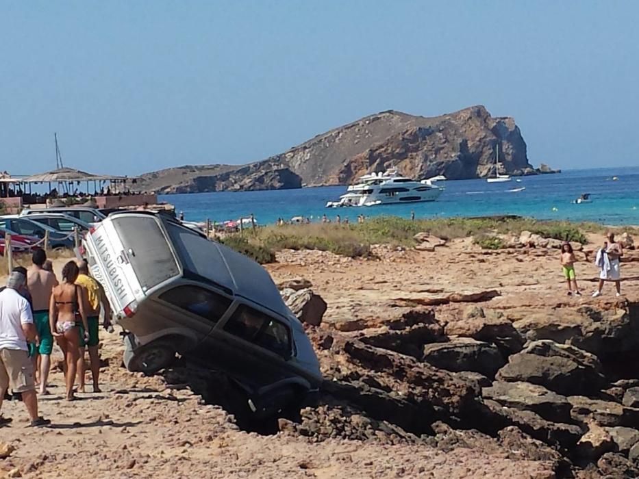 Un coche casi se precipita al mar en Comte