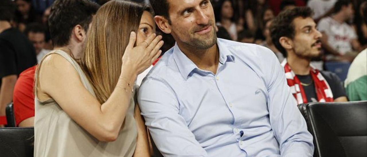 Djokovic, amb la seua esposa, Jelena, en un recent partit de bàsquet.