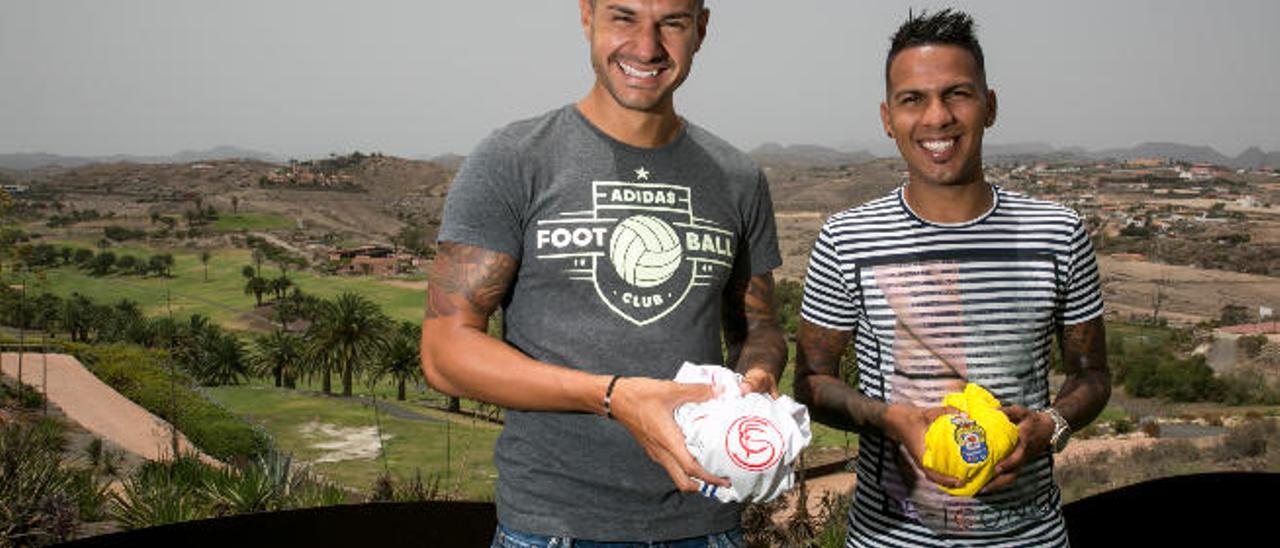 Víctor Machín Vitolo, con el escudo del Sevilla, junto a Jonathan Viera, que muestra el de la UD Las Palmas, en imagen de archivo en El Salobre.