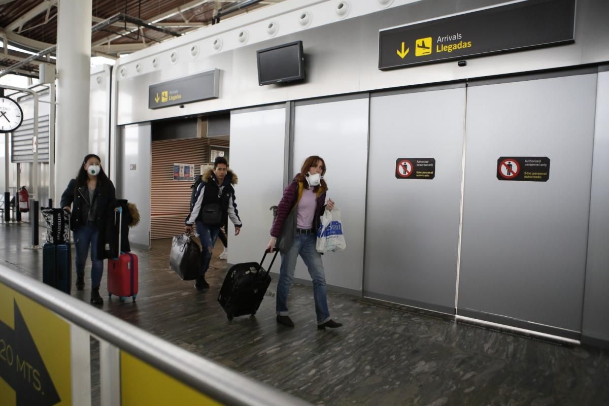 Los viajeros de Londres llegan al aeropuerto de Zaragoza