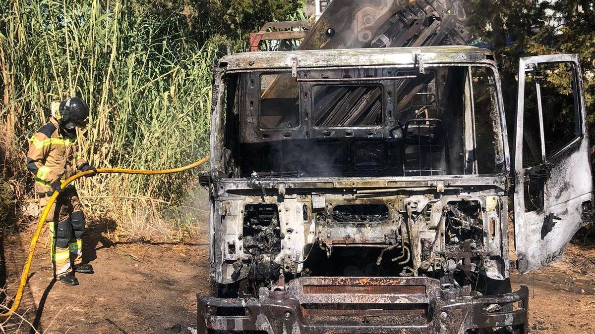 Así ha quedado el camión tras el incendio.