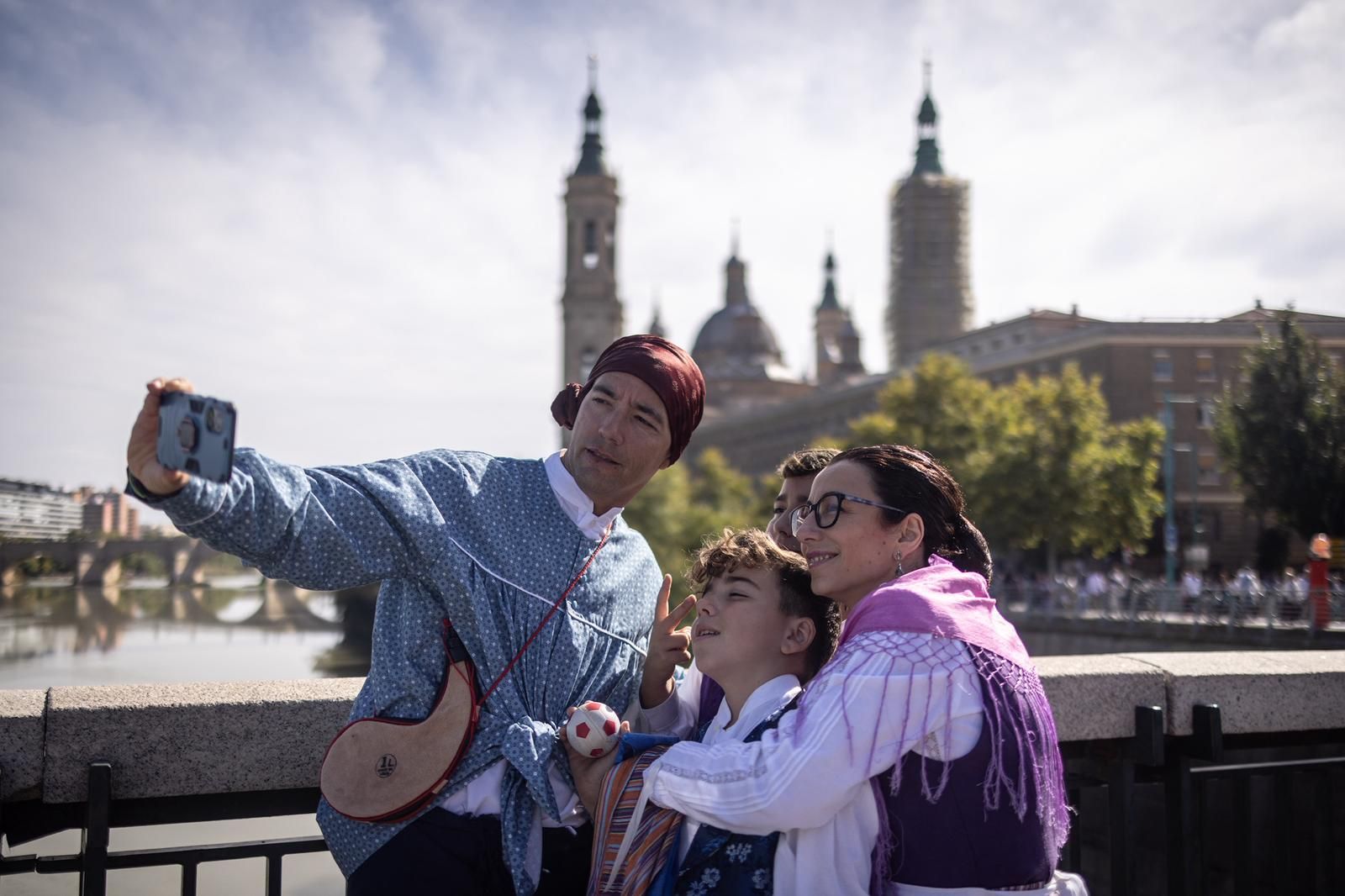 En imágenes | Zaragoza vive su día grande con la Ofrenda de Flores a la Virgen del Pilar