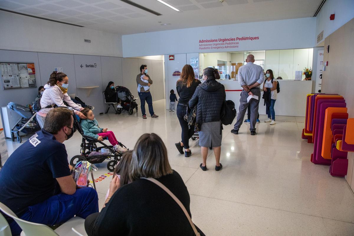 Sala de espera de Urgencias del Hospital Sant Joan de Deu saturada por bronquiolitis en menores. 