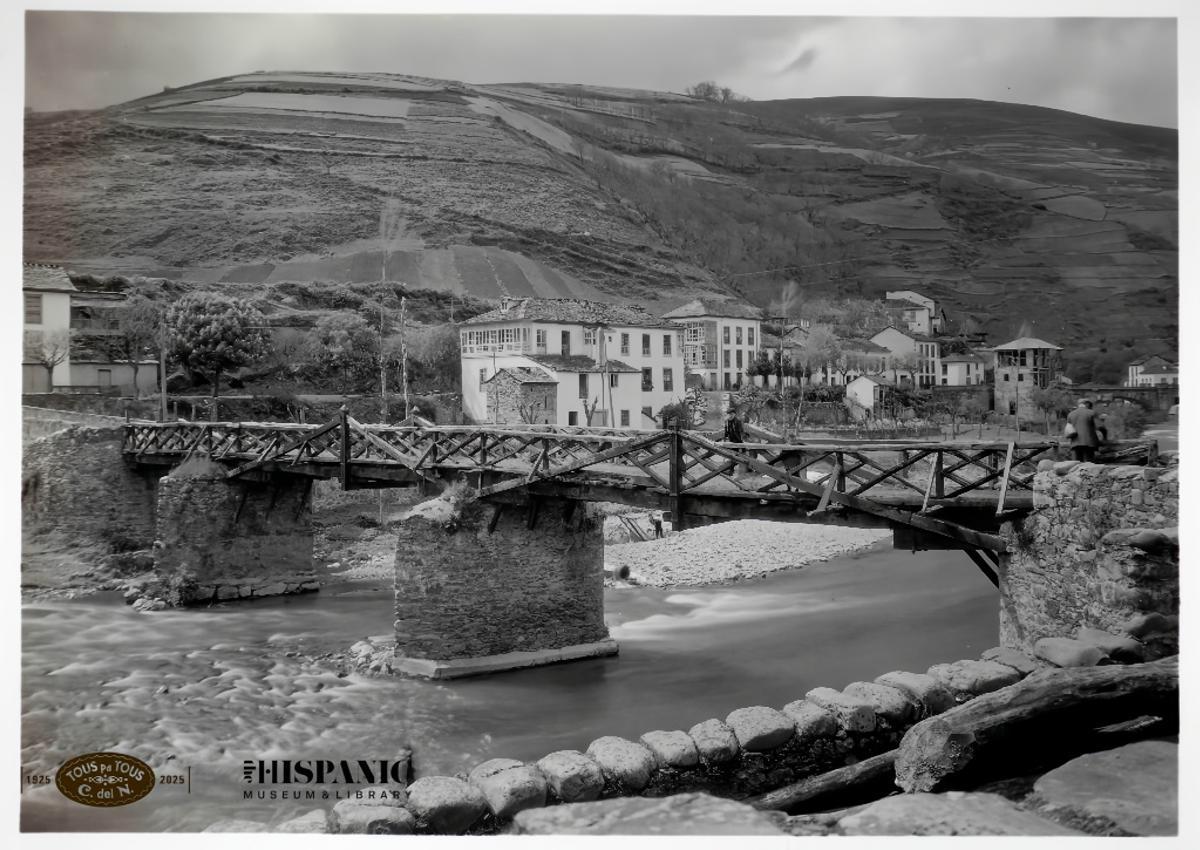 Puente de madera de Ambasaguas sobre del río Narcea con el Barrio Nuevo al fondo, mayo de 1925.