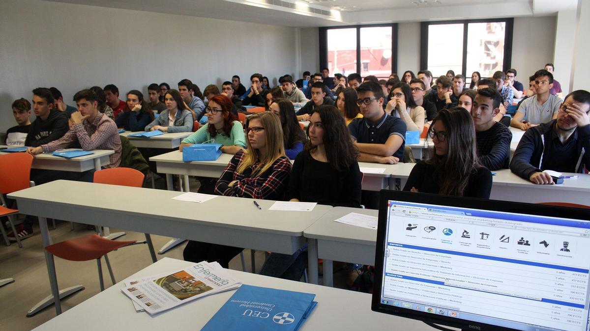 El CEU de Elche acompaña al alumnado en la elección de grado tras la PAU, con una oferta académica conectada con la práctica profesional.